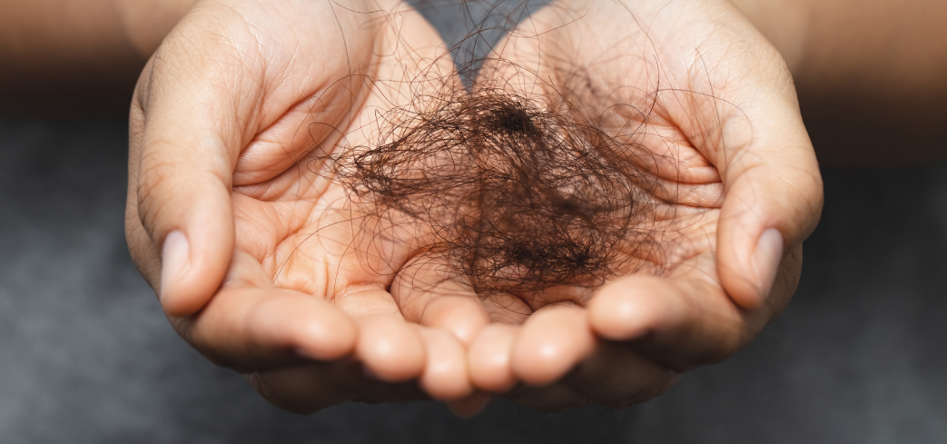 Caduta capelli autunnale: come contrastarla