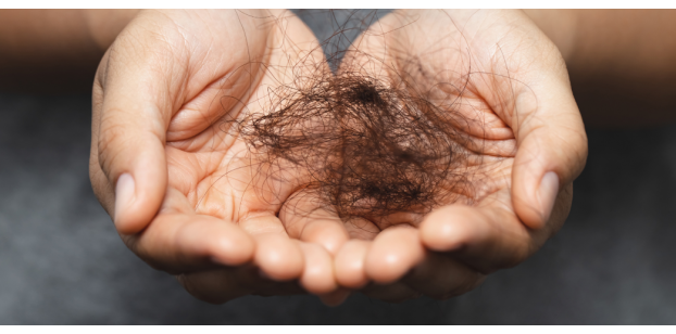 Caduta capelli autunnale: come contrastarla